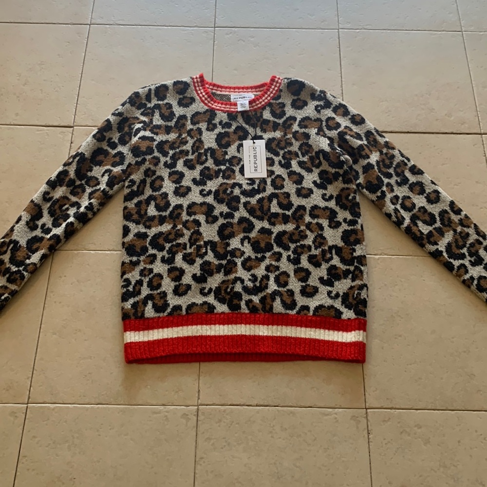 Leopard print sweater with red detail